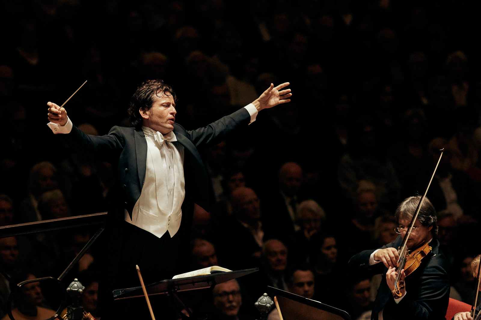 Conductor Gustavo Gimeno, photo by Anne Dokter